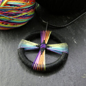 Rainbow Cross Zwirnknopfe Pendant