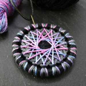 Bi Pride Grey Toned Zwirnknopfe Pendant